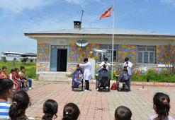 Meslek lisesi öğrencileri kırsalda çocukları bayrama hazırlıyor