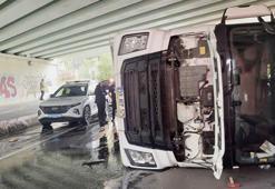 Bakırköy'de üst geçide çarpan TIR devrildi