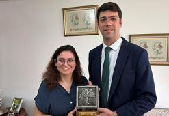Türkiye’nin doktora yapan ilk işitme engelli bireyi olan Burak Uyanık ile eşi Gamze yılın ailesi seçildi