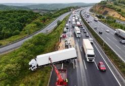 Beykoz'da 3 aracın karıştığı zincirleme kazada bariyerleri aşan TIR, yolun dışına çıktı
