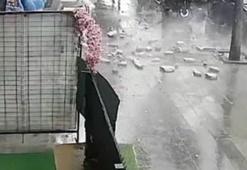 Küçükçekmece'de 5 katlı binanın dış cephesinden kopan parçalar sokağa düştü