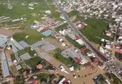 Hatay'da sağanak; su altında kalan caddeler dronla görüntülendi