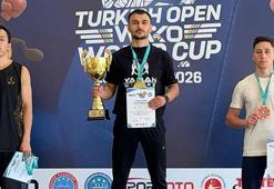 15 yıl önce okul seçmelerinde başladığı kick boksta dünya şampiyonu oldu