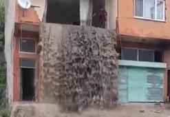 Sel suları evin içinden geçip balkondan caddeye aktı