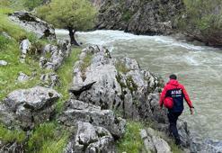 Muş’ta çaya düşen kadını arama çalışmaları sürüyor