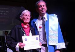 70 yaşında üniversiteden mezun oldu belgesini profesör oğlu verdi