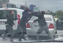 Ataşehir'de iki sürücü arasında çıkan kavga kamerada