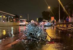 Refüje ve bariyerlere çarpan otomobilin motoru koptu: 1'i ağır 2 yaralı