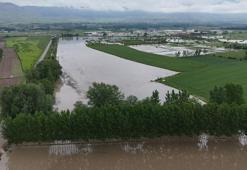 Tokat'ta tarım arazilerinin sular altında kaldığı anlar dronla görüntülendi