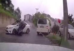 Otomobil ile motosikletin çarpıştığı kaza kamerada