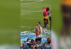 Acun Ilıcalı, Wembley’de Türk bayrağı açıp kupayı kaldırdı