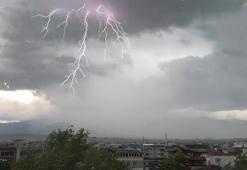 Tokat'ta peş peşe düşen yıldırımlar kameraya yansıdı