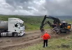 Bayram trafiğinden kaçıp orman yollarına giren sürücülerin araçları çamura saplandı