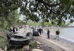 Kediye çarpmamak için sürücüsünün manevra yaptığı otomobil plaja devrildi; 2’si çocuk, 4 yaralı