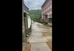 Rize’de sağanak; çay fabrikası ile inşaat alanını su bastı