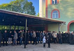 Cami avlusunda metrelerce bayramlaşma kuyruğu