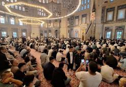 Adana'da camileri dolduran vatandaşlar, bayram namazı için saf tuttu