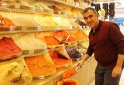 Kayseri’de bayramda geleneksel yöntemle yapılacak sucuk için baharatçılarda yoğunluk