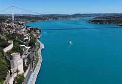 İstanbul Boğazı turkuaz renge büründü