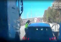 TIR’ın çarptığı uzman çavuş yaralandı; kaza kamerada