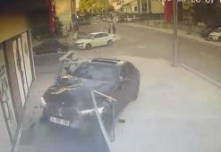 Otomobil iş yerine girdi; kaza anı kamerada