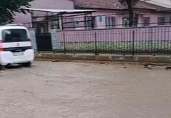 Bursa'da sağanak günlük yaşamı olumsuz etkiledi
