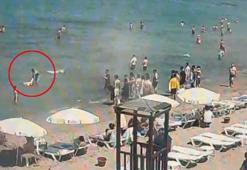 Denizde boğulma tehlikesi geçiren Çinli turist kurtarıldı; o anlar kamerada