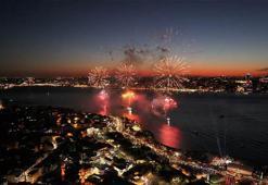 İstanbul Boğazı’ndaki havai fişek gösterisi havadan görüntülendi