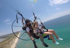 Saros'un güzelliklerini paramotorla keşfediyorlar