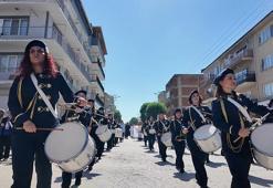 Terzisinden pazarcısına, kuaföründen muhtarına 40 kadın bir araya gelip, belediyenin bando takımını kurdu