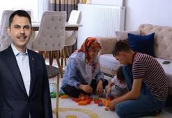 Bakan Kurum, depremzede ailenin bayram sevincini paylaştı