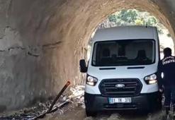 Sağanak nedeniyle minibüste mahsur kalan aile kurtarıldı