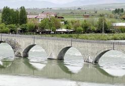 Tarihi Murat Köprüsü ve Sultan Alparslan Parkı bu bayram boş kaldı