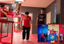Bacaklarındaki engelini bilekleriyle aşan dünya şampiyonu, yürümek için destek bekliyor