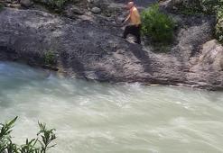 Serinlemek için girdiği çayda akıntıya kapılarak kayboldu