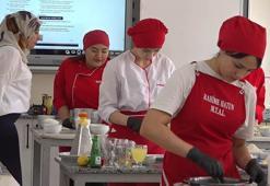 Geleceğin şeflerini yetiştiren meslek lisesinde öğrenciler üreterek hem öğreniyor hem kazanıyor