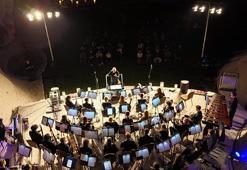 ABD'li müzik topluluğu, Kapadokya'da konser verdi; geliri hastalara harcanacak