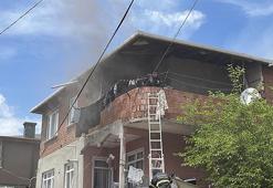 Boş binada yangın çıktı, bitişik evdeki anne ile kızı dumandan etkilendi