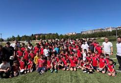 Milli futbolcu Cengiz Ünder, yetiştiği kulüpte gençlerle buluştu