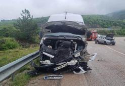 Minibüs ile otomobilin çarpıştığı kaza kamerada; 6 yaralı
