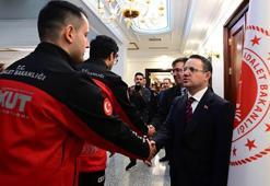 Bakan Gürlek, HSK üyeleri, birim amirleri ve bakanlık personeliyle bayramlaştı