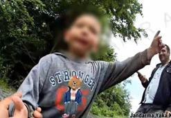 3 yaşındaki kayıp Göktürk ormanda bulundu; jandarmayla sohbet anları kamerada