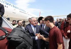 Bakan Bak milli futbolcuları ABD’ye uğurladı