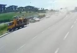 Küçükçekmece'de iş makinesi taşıyan çekici devrildi; şoförün öldüğü kaza kamerada