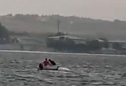 Küçükçekmece Gölü'nde alabora olan kayık battı; mahsur kalanlar kurtarıldı