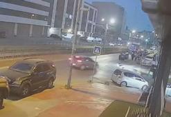 Sultangazi'de otomobil aydınlatma direğine çarptı; sürücü ve yanındaki kişi kaçtı