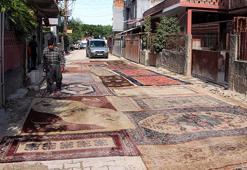 Adana'da 8 aydır asfaltlanmayan yola halı serip çözüm istediler