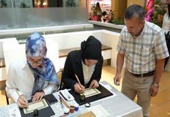 38 yaşında öğrendiği ‘hüsnühat’ı okuldaki öğrencilerine öğretiyor
