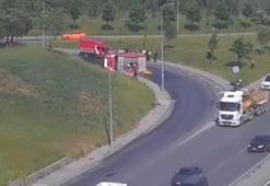 Bağcılar'da yangından dönen itfaiye aracı devrildi; 2 yaralı