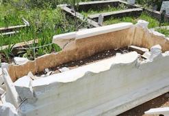 Bolu'da iki mezarın taşları kırılıp, zarar verildi